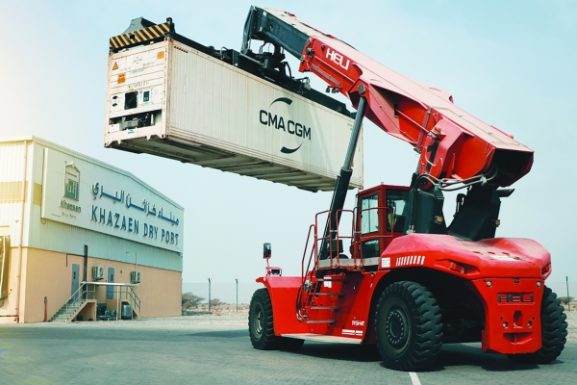 انضمام ميناء خزائن الجاف إلى شبكة CMA CGM العالمية: انعكاسات على فرص التجارة والاستثمار في عُمان