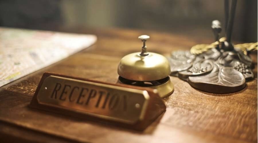 شرکت‌های گردشگری و هتل‌ها باید مجوزها را به طور برجسته نمایش دهند: این امر چه تاثیری بر انطباق کسب‌وکار و اعتماد سرمایه‌گذاران در عمان دارد؟
