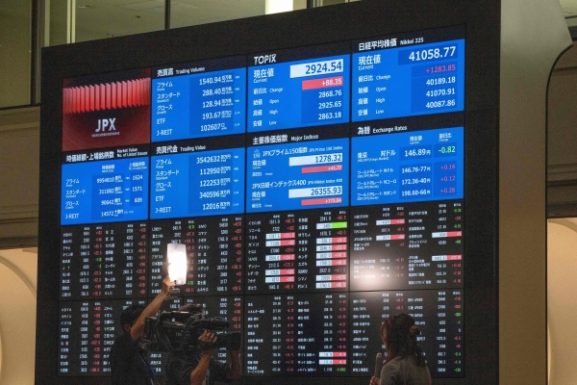 Trump’s Tariff Deadline Nears: What Investors and Businesses in Oman Need to Know About Upcoming Market Volatility