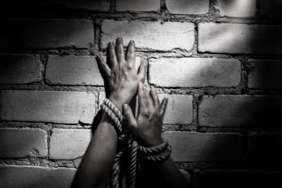 هشدارهای قاچاق انسان: چگونه تبلیغات شغلی جعلی و سوءاستفاده از ویزا می‌تواند بر شیوه‌های تجاری شما در عمان تأثیر بگذارد