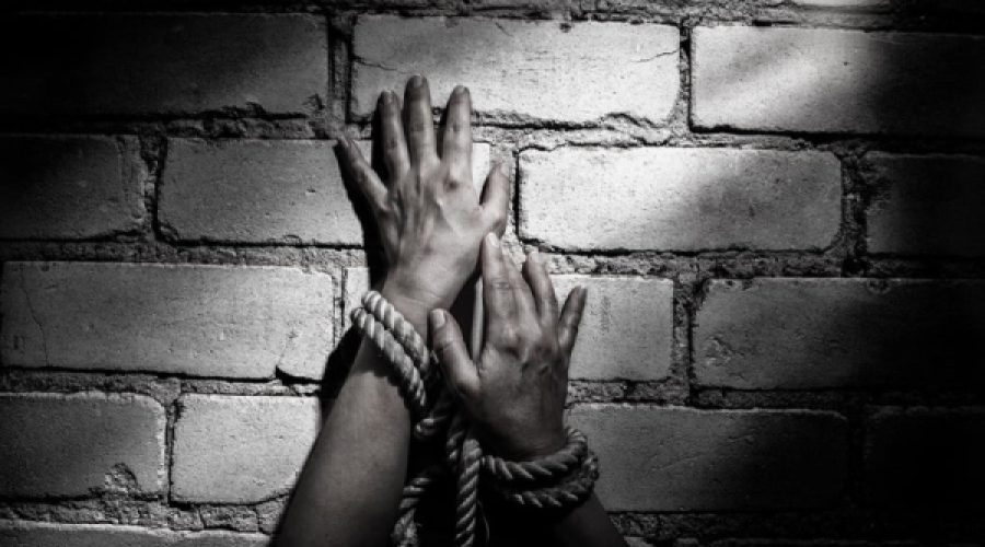 هشدارهای قاچاق انسان: چگونه تبلیغات شغلی جعلی و سوءاستفاده از ویزا می‌تواند بر شیوه‌های تجاری شما در عمان تأثیر بگذارد