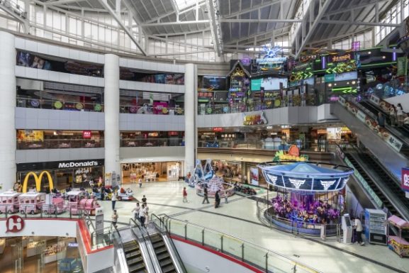 China's Mall Boom Amid US Closures: What Investors and Business Owners Need to Know