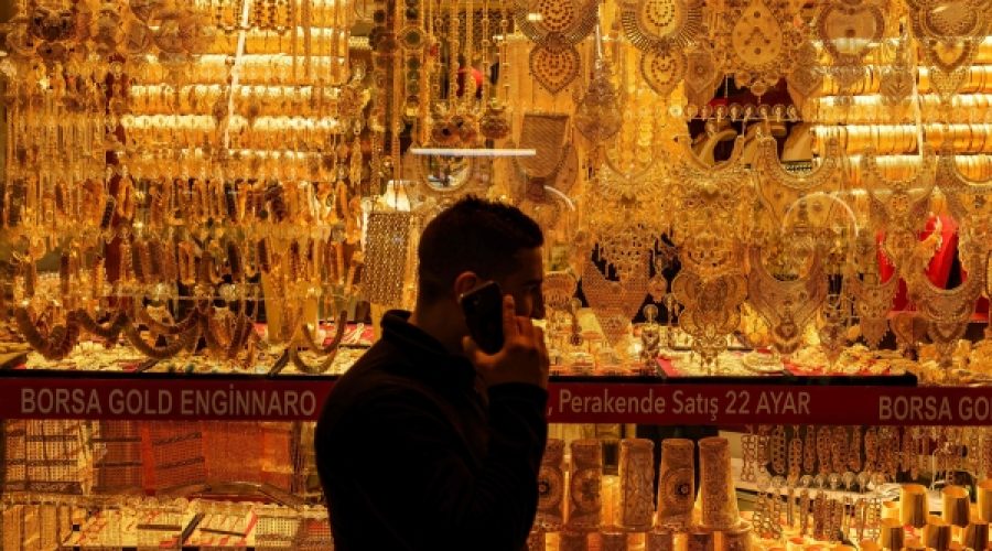 الذهب يسجل أعلى مستوى قياسي وسط تراجع الدولار: ما الذي ينبغي على المستثمرين والشركات في عُمان مراقبته الآن؟