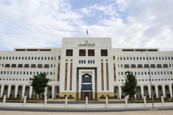 وزارت کار ۱۱۵۲ موقعیت شغلی دولتی را اعلام کرد: فرصت‌های کلیدی برای جویندگان کار و تأثیر آن بر بازار کار عمان