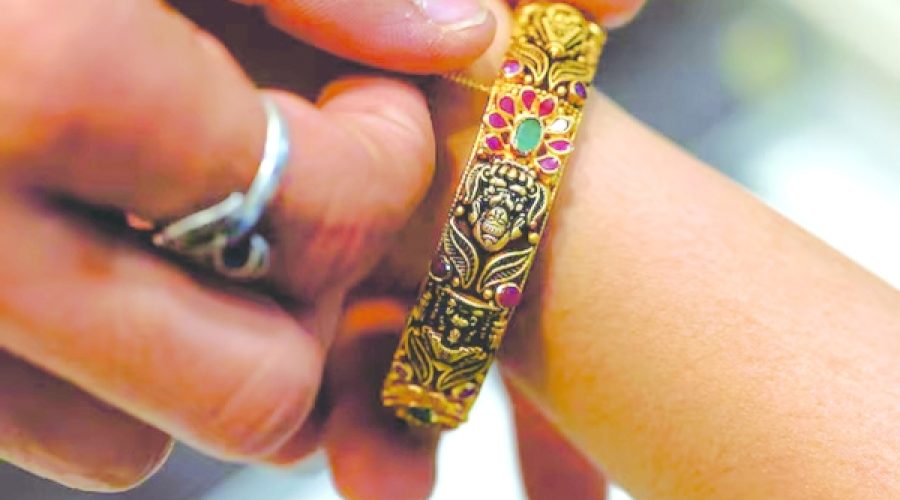 Gold Surges Past $4,000/Oz: What Investors and Businesses Should Know Amid Dollar Dip and US Shutdown Uncertainty