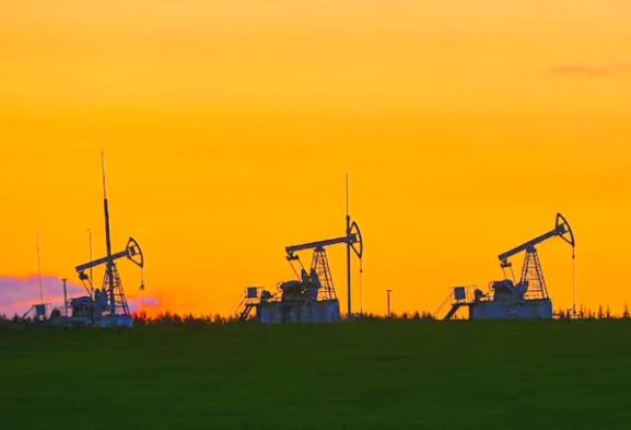 ارتفاع أسعار النفط مع تراجع مخاوف تخمة المعروض: تداعيات ذلك على المستثمرين والشركات في عُمان