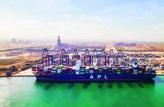 مازاد تجاری عمان به 3.9 میلیارد ریال رسید: پیامدهایی برای سرمایه‌گذاران و کارآفرینان در این سلطنت