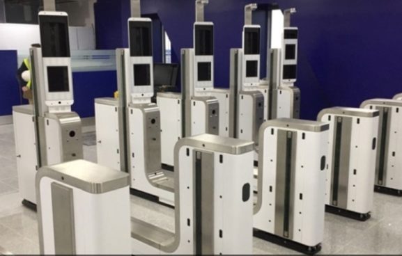 اعتماد الهوية البيومترية والرقمية في السفر الجوي: ما يعنيه ذلك لكفاءة الأعمال والأمن في عُمان