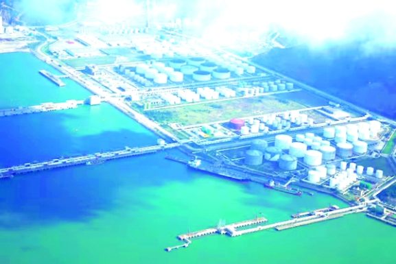 کاهش قیمت نفت در بحبوحه افزایش ذخایر نفت آمریکا: پیامدهایی برای بخش انرژی عمان و سرمایه‌گذاران