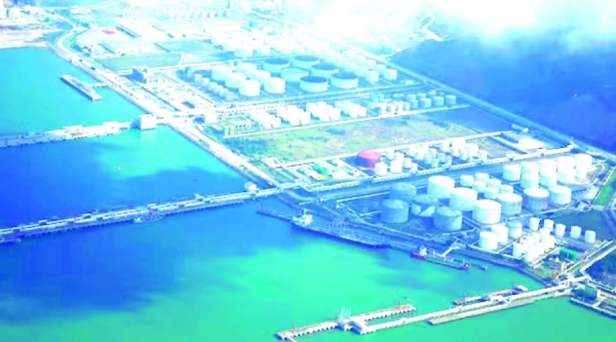 انخفاض أسعار النفط وسط زيادة المخزون الأمريكي: تداعيات على قطاع الطاقة والمستثمرين في عُمان