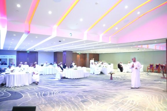 تمكين النقابات: كيف يُمكن لتدريب الاتحاد العالمي للعمل النقابي في مجال صنع السياسات القائمة على الأدلة أن يُعزز نمو الأعمال في عُمان