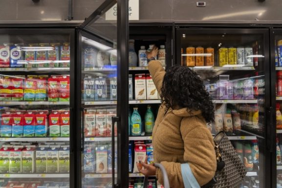 ترامب يرفع الرسوم الجمركية على المواد الغذائية: الآثار المترتبة على الشركات العمانية وأسعار المستهلك