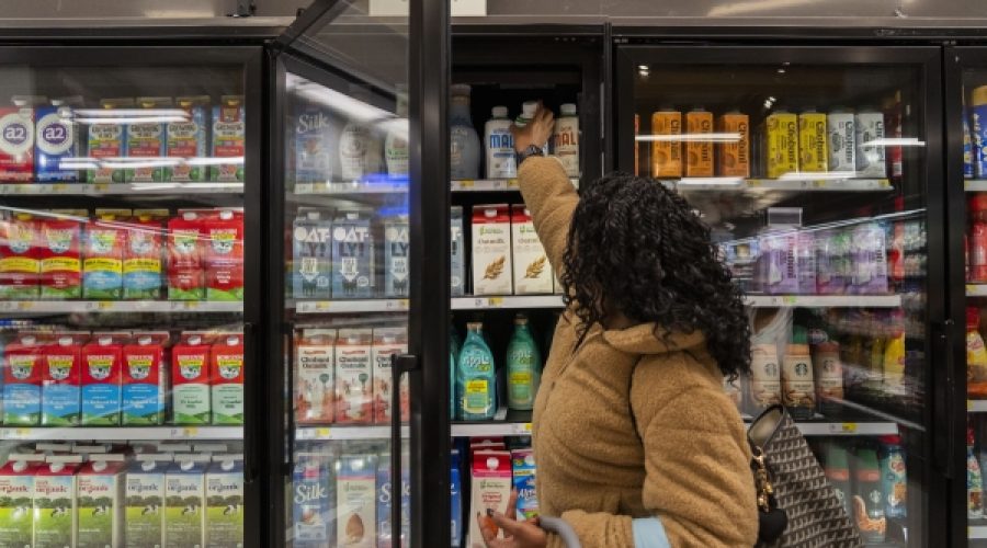 ترامب يرفع الرسوم الجمركية على المواد الغذائية: الآثار المترتبة على الشركات العمانية وأسعار المستهلك