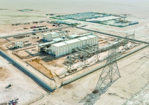 استثمار 1.4 مليار ريال عماني في شبكة الطاقة الخضراء العملاقة في عُمان: الآثار المترتبة على المستثمرين وأصحاب الأعمال