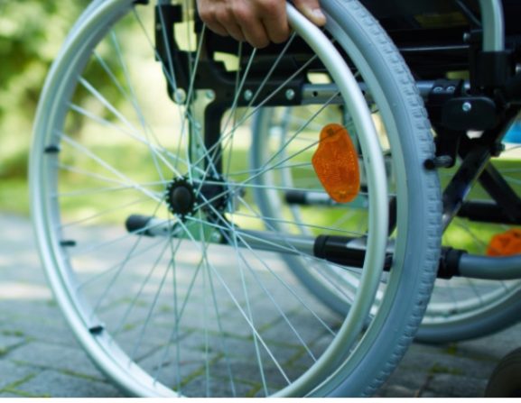 ساعات عمل مخفضة مدفوعة الأجر بالكامل في عُمان: من المؤهل وكيف يؤثر ذلك على عمليات عملك