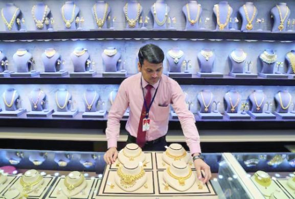 Dollar Strengthens: What Falling Gold Prices Mean for Your Investments and Business in Oman