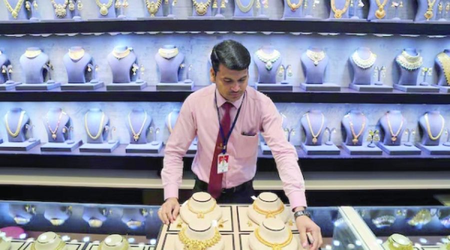 Dollar Strengthens: What Falling Gold Prices Mean for Your Investments and Business in Oman