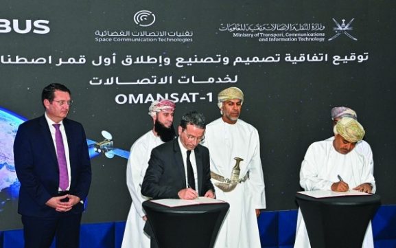 عُمان توقع اتفاقية مع إيرباص بشأن القمر الصناعي عُمان سات-1: تداعياتها على الاستثمار والتقدم التكنولوجي في البلاد