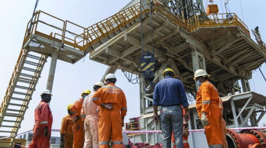 Oil Prices Rebound After One-Month Low: What the Supply Glut Means for Oman’s Energy Investors