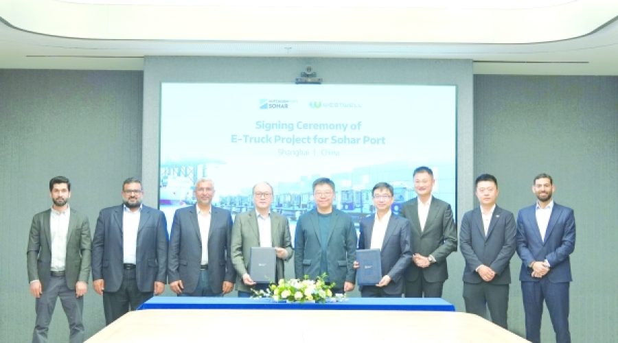 موانئ هتشيسون صحار تتعاون لنشر الشاحنات الكهربائية: نقلة نوعية في قطاع اللوجستيات في عُمان