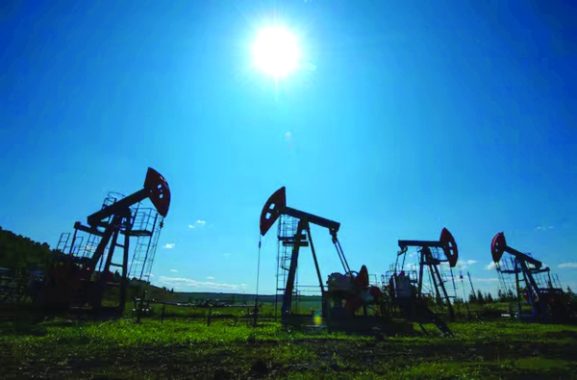 افزایش قیمت نفت پس از حملات اوکراین به زیرساخت‌های روسیه: این موضوع برای سرمایه‌گذاران در عمان چه معنایی دارد؟