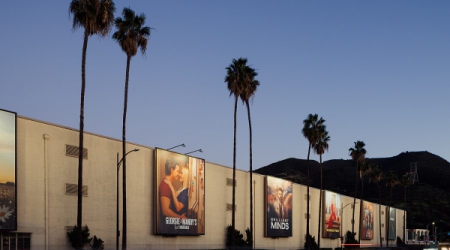 صفقة نتفليكس مع وارنر براذرز: رؤى رئيسية للمستثمرين وأصحاب الأعمال في صناعة الترفيه