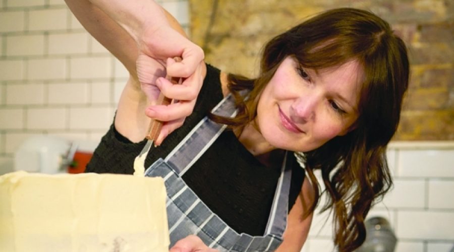 إحداث ثورة في تقطيع الكيك: تقنيات مبتكرة من شأنها أن تعزز أعمالك في مجال تقديم الطعام في سلطنة عمان