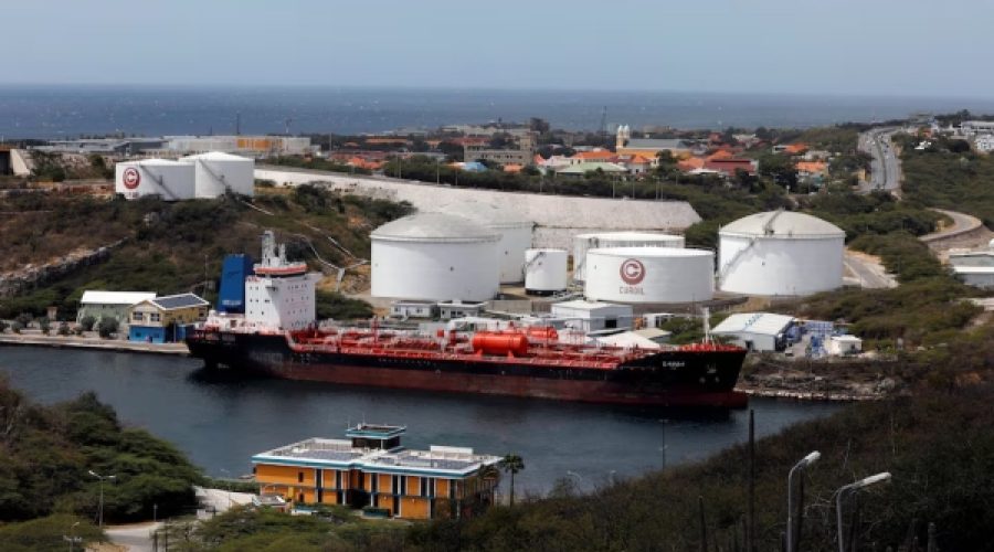 انخفاض أسعار النفط: كيف يؤثر الوضع في فنزويلا على استراتيجية الاستثمار في قطاع الطاقة في سلطنة عمان