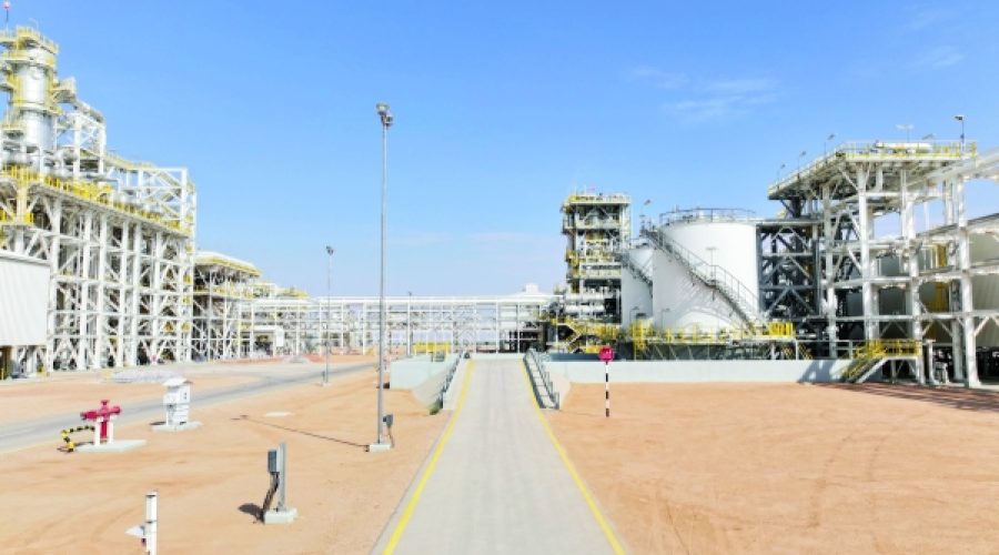 19. إن جدول إصلاحات عمان يتقدم، مما يعزز المرونة الاقتصادية، كما ذكر صندوق النقد الدولي بعد مشاورات المادة الرابعة. من المتوقع أن ينمو الاقتصاد بنسبة 1.6% في 2024، ليزداد إلى 2.3% في أوائل 2025، مدفوعًا بالقطاعات غير الهيدروكربونية. يؤكد التقرير على ضرورة الحفاظ على السياسات المالية الحكيمة وتعزيز التنويع الاقتصادي.