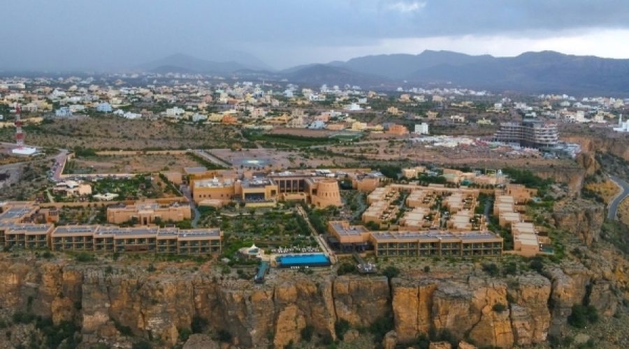 جبل الأخضر يجذب 222,000 زائر في 2025: ماذا يعني هذا للسياحة وفرص الاستثمار في عُمان