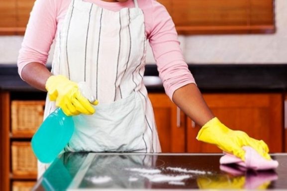 وزیر بر احترام به حقوق کارگران خانگی تأکید کرد: این امر برای کارفرمایان و مشاغل در عمان چه معنایی دارد