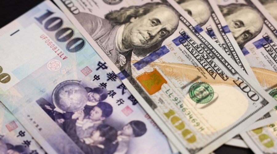 Dollar Nears 4-Year Low: What This Currency Shift Means for Oman Investors and Businesses