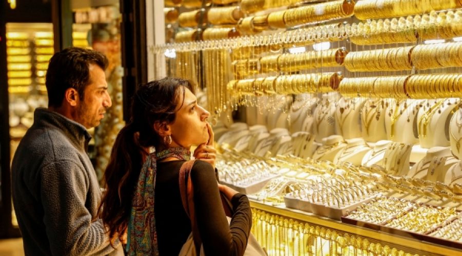 Gold Prices Surge Past $5,500: What the RO65 Milestone for 22-Karat in Oman Means for Investors and Businesses