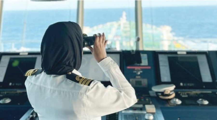 المرأة العمانية تكسر الحواجز: اتجاهات جديدة في قطاعات غير تقليدية وما يعنيه ذلك لأعمالك في سلطنة عمان