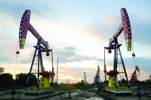 استقرار أسعار النفط عقب اجتماع إيران والولايات المتحدة في عُمان: ماذا يعني ذلك للمستثمرين والشركات؟