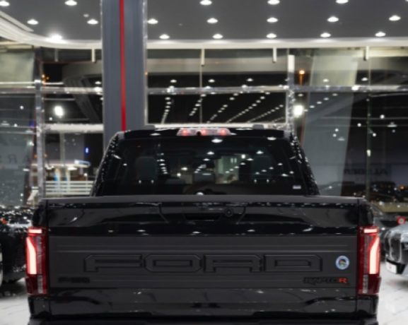 فورد تُعلن عن خسائر فادحة: تداعيات ذلك على المستثمرين ومستقبل صناعة السيارات