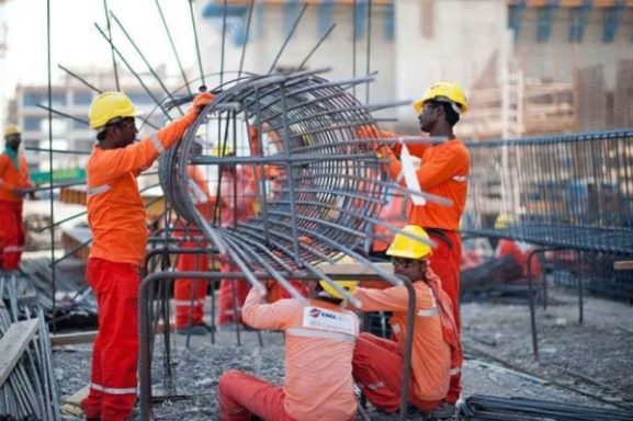 How Oman’s 30% Discount on Expat Permit Fees for Meeting Omanisation Targets Can Boost Your Business Efficiency