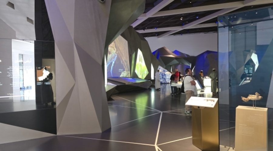 متحف عُمان عبر العصور يستقطب 940 ألف زائر في 3 سنوات: ما الذي يعنيه ذلك للاستثمار السياحي ونمو الأعمال في عُمان؟