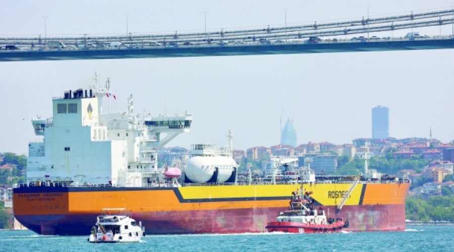 افزایش سهام نفت خام ایالات متحده، قیمت نفت را کاهش داد: این برای سرمایه‌گذاران و مشاغل در عمان چه معنایی دارد؟