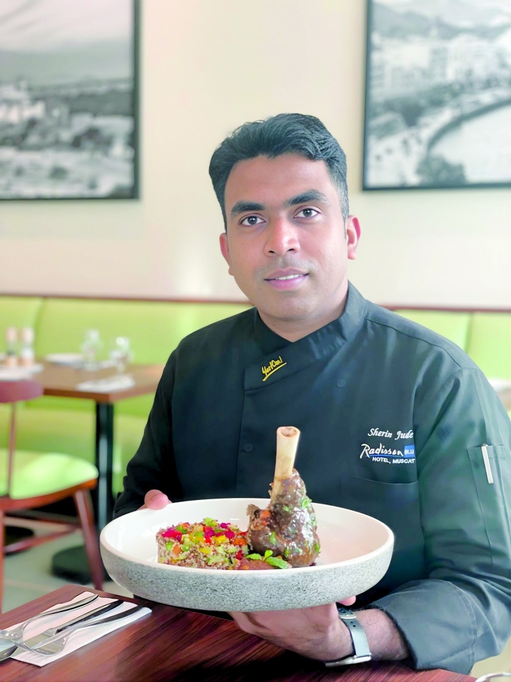 إطلاق العنان للفرص في عالم الطهي: كيف يمكن لطبق لحم الضأن المطهو ببطء مع الكينوا ومخلل التمر أن يعزز فن الطهي المحلي في سلطنة عمان؟ الشيف شيرين جود - رئيس الطهاة في فندق راديسون بلو