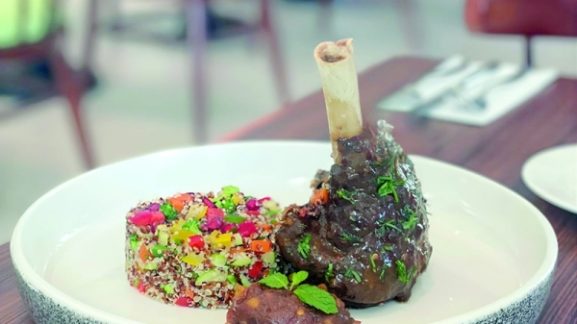 إطلاق العنان للفرص في عالم الطهي: كيف يمكن لطبق لحم الضأن المطهو ببطء مع الكينوا ومخلل التمر أن يعزز فن الطهي المحلي في سلطنة عمان