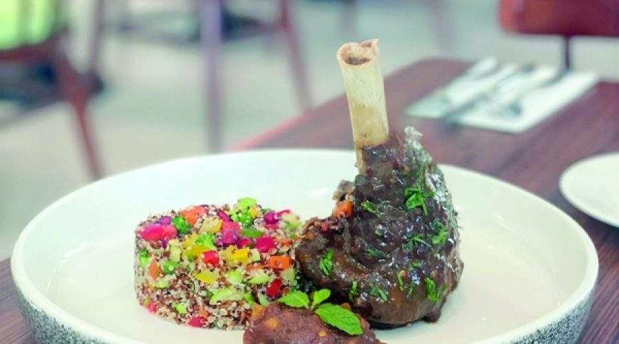 إطلاق العنان للفرص في عالم الطهي: كيف يمكن لطبق لحم الضأن المطهو ببطء مع الكينوا ومخلل التمر أن يعزز فن الطهي المحلي في سلطنة عمان