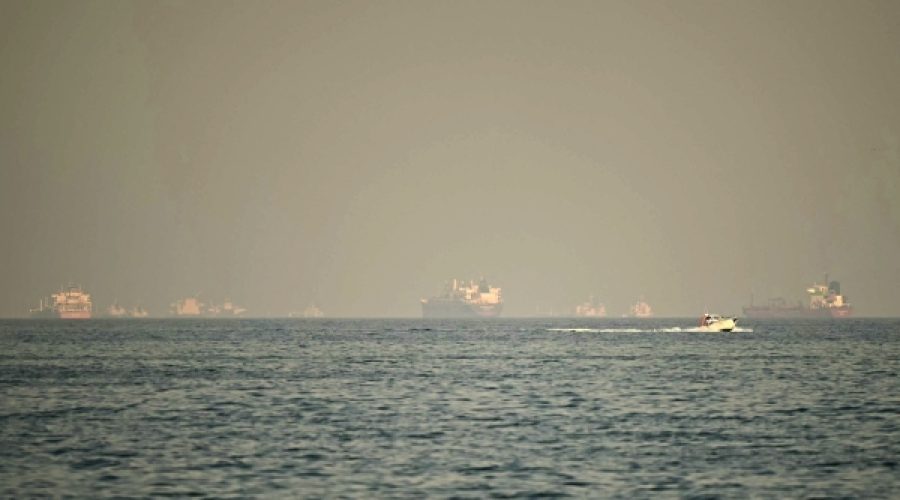 شرکت‌های کشتیرانی به کشتی‌ها توصیه می‌کنند از خلیج فارس دوری کنند: پیامدهایی برای تجارت و عملیات تجاری در عمان