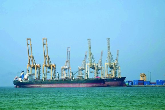 تأثير تعليق الشحنات عبر مضيق هرمز: ما يحتاج تجار النفط والغاز إلى معرفته لتحقيق الاستقرار التجاري في سلطنة عمان