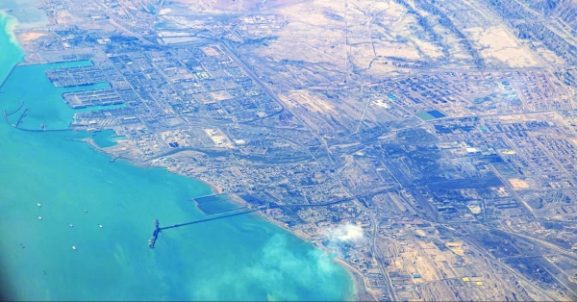 صمود عُمان في وجه حصار هرمز: ماذا تعني تصنيفات موديز وستاندرد آند بورز للمستثمرين والشركات؟