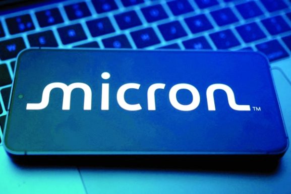 Micron's Strong AI Earnings Fail to Boost Shares: Implications for Investors and the Tech Market