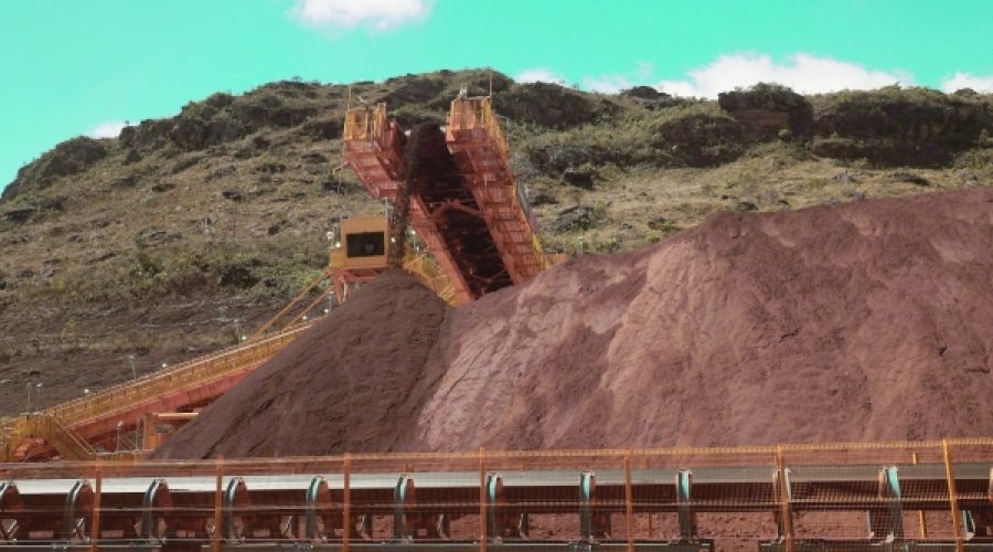 معدنچیان سنگ آهن خود را برای میلیاردها دلار افزایش هزینه سوخت آماده می‌کنند: این موضوع چه تاثیری بر استراتژی‌های سرمایه‌گذاری در عمان دارد؟