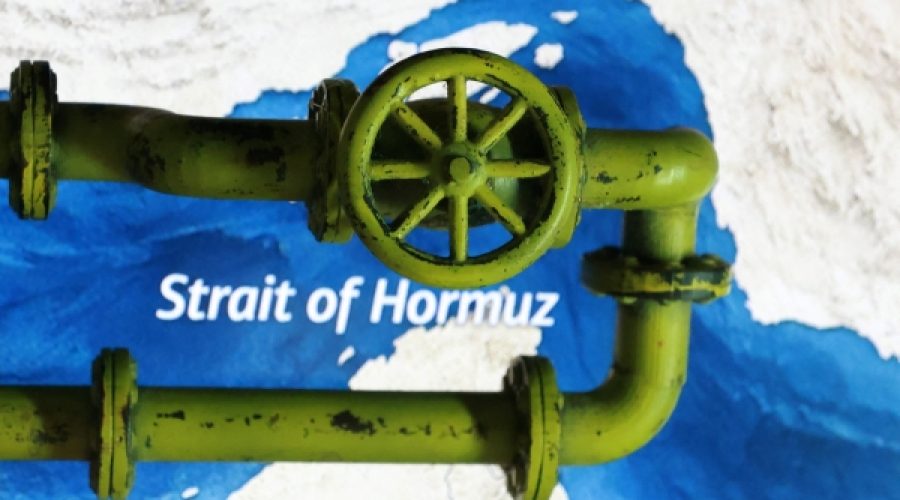 إيران تسمح لسفن "غير معادية" بالإبحار عبر مضيق هرمز: ما يعنيه ذلك للأعمال والتجارة في عُمان
