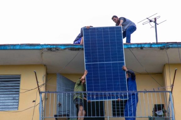 الانتقال من أزمة الطاقة إلى الأمن: كيف يمكن لرؤى الوكالة الدولية للطاقة المتجددة (IRENA) أن تؤثر على أعمالك في سلطنة عمان