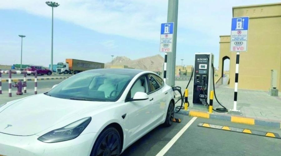 تبني السيارات الكهربائية في سلطنة عمان: الفوائد العملية والفرص الاقتصادية للمستثمرين ورواد الأعمال